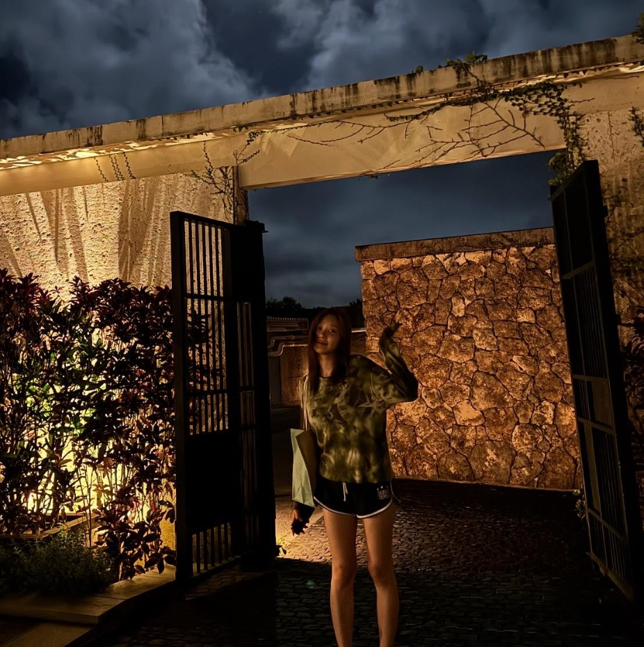 ［aespa エリ］［沖縄］ホテルさくらのファミリア名護前の海