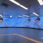 写真4_弘大入口駅空港鉄道デジタルモニター 1番